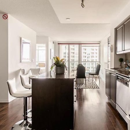 Downtown Toronto+Free Parking+Cn Tower View Apartment Exterior photo