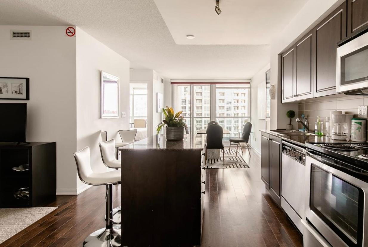Downtown Toronto+Free Parking+Cn Tower View Apartment Exterior photo