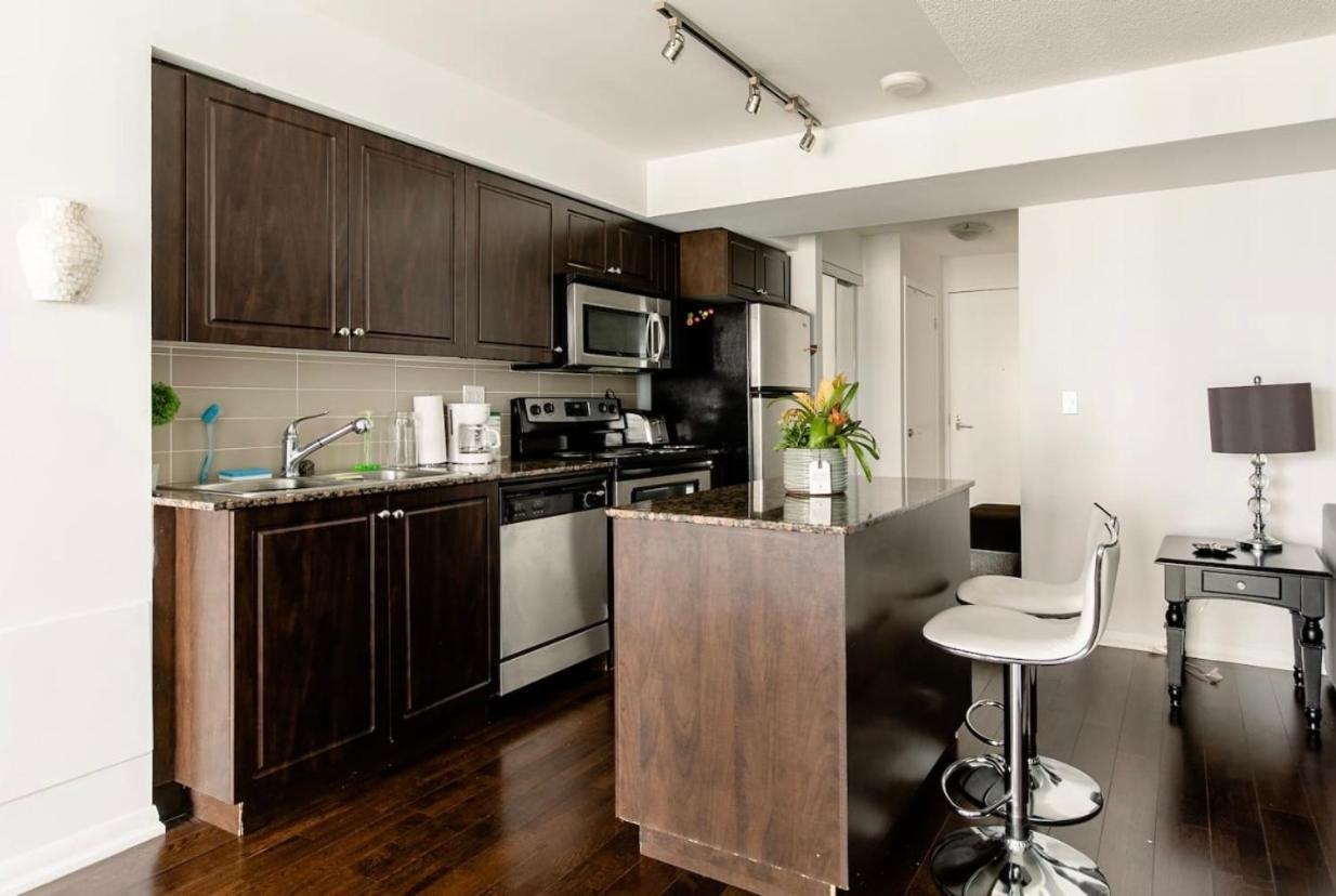Downtown Toronto+Free Parking+Cn Tower View Apartment Exterior photo