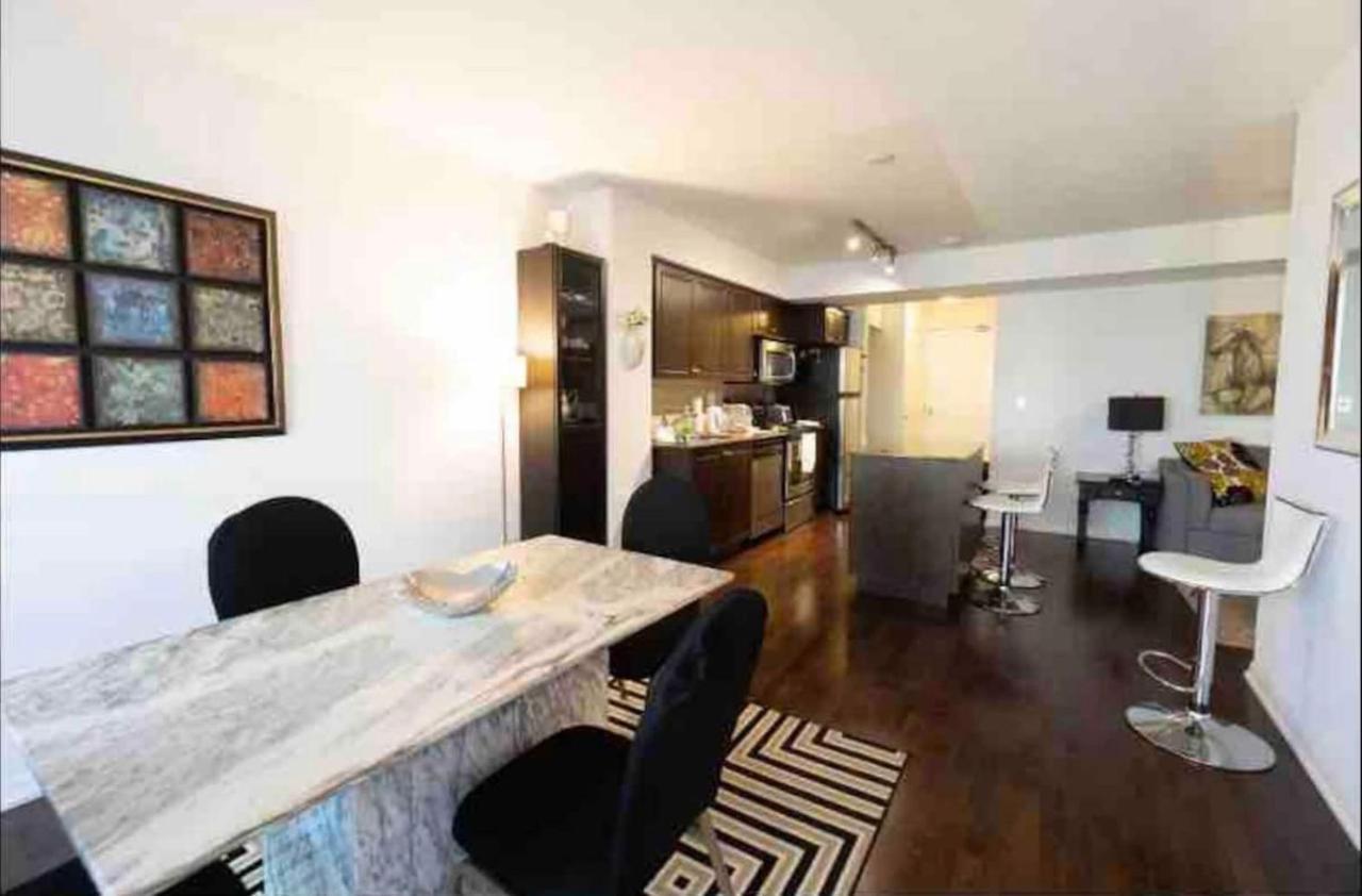 Downtown Toronto+Free Parking+Cn Tower View Apartment Exterior photo