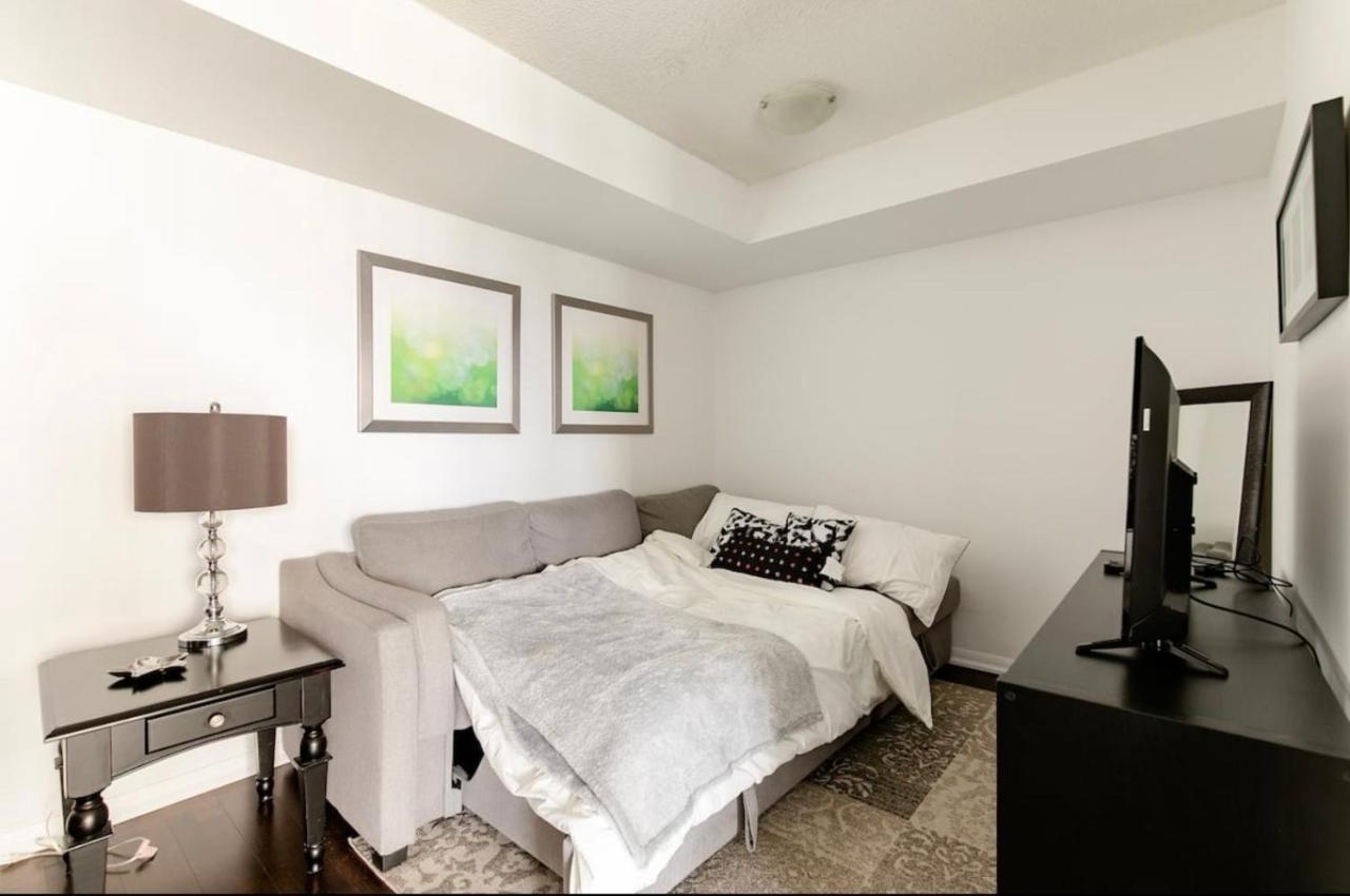 Downtown Toronto+Free Parking+Cn Tower View Apartment Exterior photo