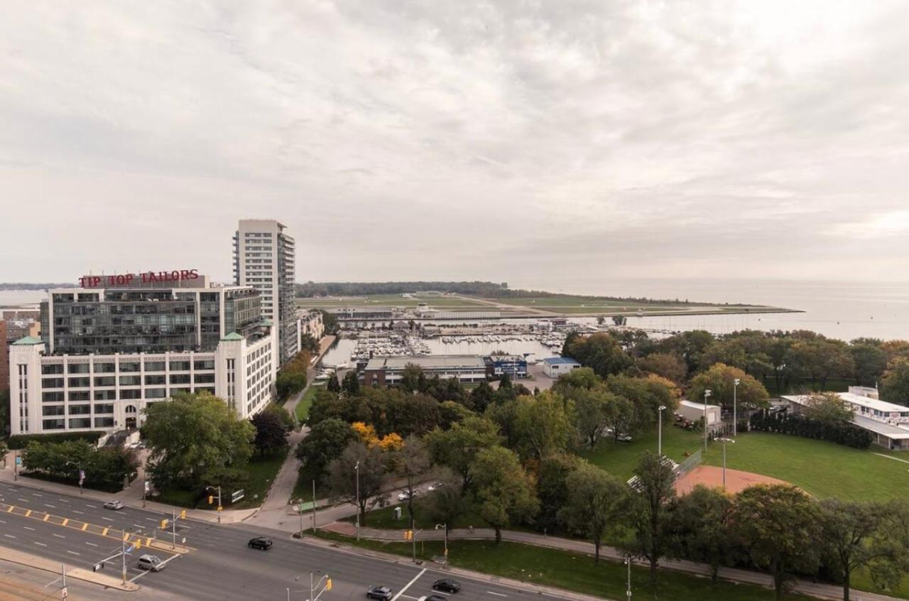 Downtown Toronto+Free Parking+Cn Tower View Apartment Exterior photo