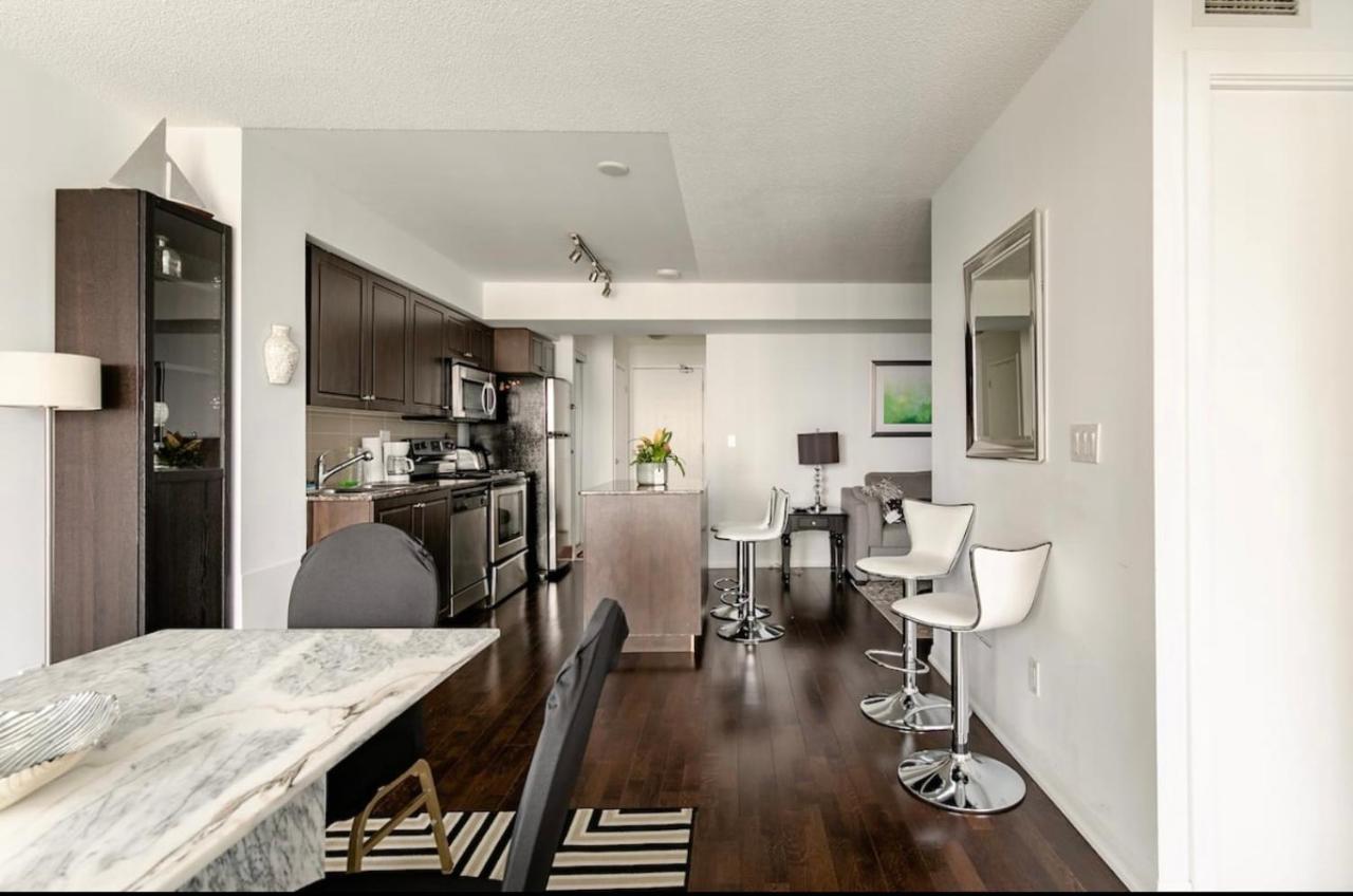 Downtown Toronto+Free Parking+Cn Tower View Apartment Exterior photo